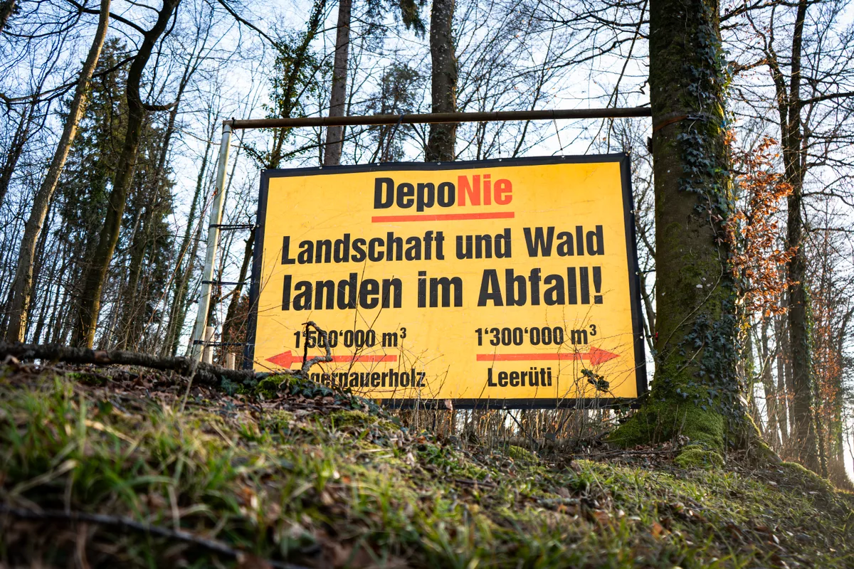 Eine Tafel im Wald.
